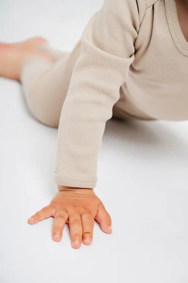 Langærmet body i rib på baby