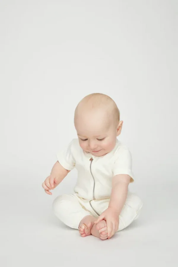 Heldragt04_vanilla kortærmet heldragt på baby
