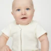 Heldragt05_vanilla kortærmet heldragt på baby