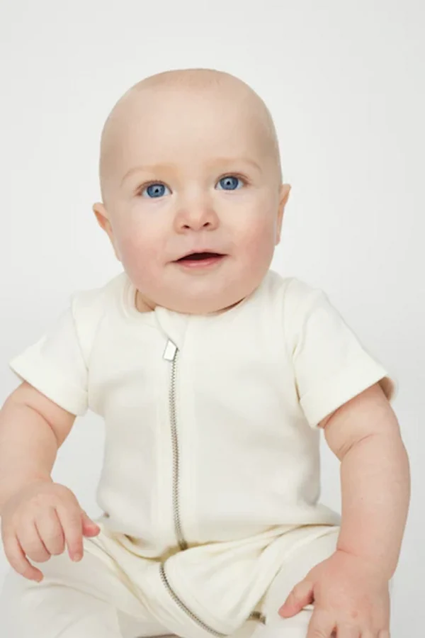 Heldragt05_vanilla kortærmet heldragt på baby
