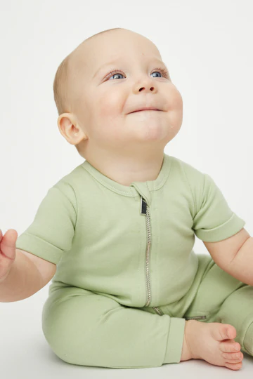 Heldragt05_sage kortærmet heldragt på baby