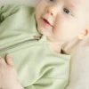 Heldragt06_sage kortærmet heldragt på baby