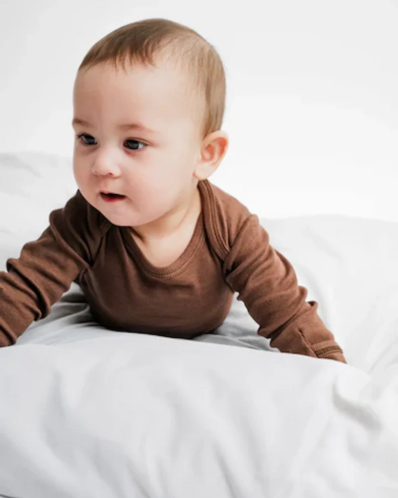 Natdragt i rib på baby
