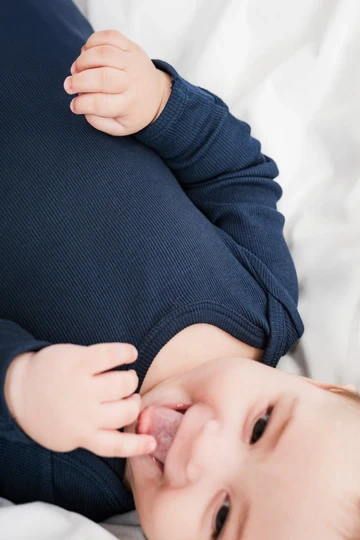 Natdragt i rib på baby