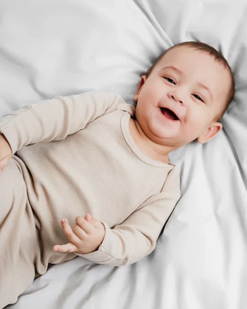 Natdragt i rib på baby
